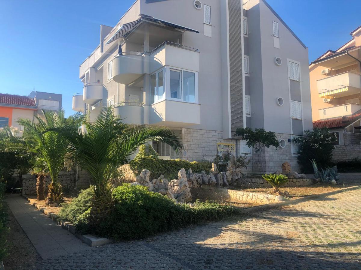 Apartment Dilba Novalja Exterior foto